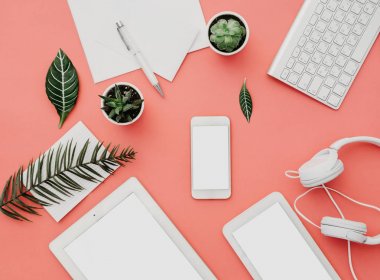 Mockup pastel arka plan üzerinde beyaz ekranlı akıllı telefon. Çalışma alanı düz yatıyordu, üst görüntüle