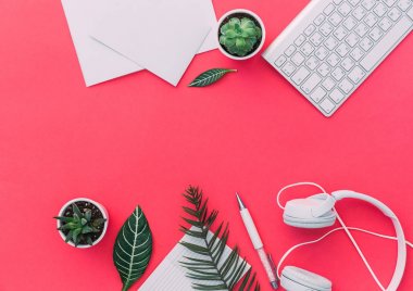 Pastel Ofis resepsiyon masası ile bir dizüstü bilgisayar ve kulaklık. Üstten Görünüm kopya alanı ile. Düz Lay
