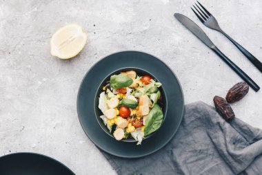 Taze yaz sebzeli salata, üst manzara.