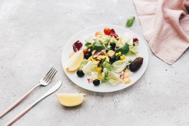 Taze yaz karışık salata. Üstten Görünüm