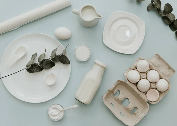 Flache Backkomposition Auf Pastellfarbenem Hintergrund Zubereitung Mit Milch Eiern Und — Stockfoto
