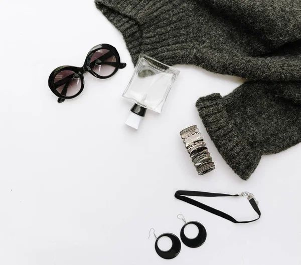따뜻한 스웨터 선글라스와 최소한의 블로거 — 스톡 사진