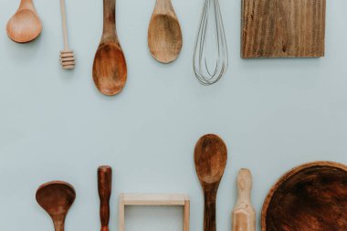 Gıda katkı maddeleri ve yemek pişirmek için mutfak eşyaları. Düz yatıyordu, minimal pastel arka plan 