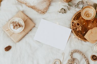 Kartı arka plan kahve fincanı, kurabiye ve yatakta Altın süslemeleri ile alay. Sabah Sweet Home, Natürmort kavramı. Lay, en iyi görünüm, kopya alanı düz 