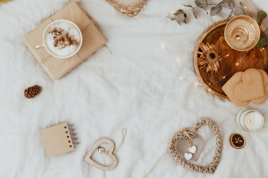 Kahve fincanı, kurabiye ve yatakta Altın süslemeleri ile arka plan. Sweet Home, Natürmort kavramı. Lay, en iyi görünüm, kopya alanı düz 