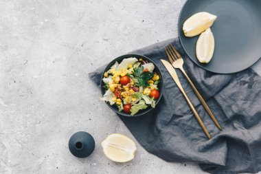 Taze yaz sebzeli salata, üst manzara.