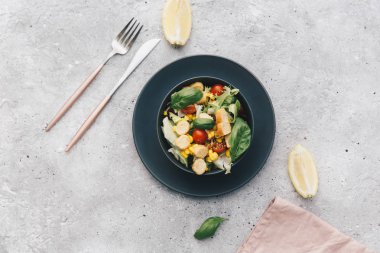 Taze yaz sebzeli salata, üst manzara.