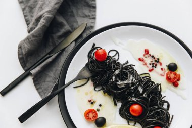 Beyaz masa üzerinde siyah spagetti