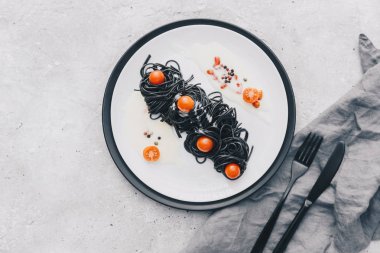 Beyaz masa üzerinde siyah spagetti