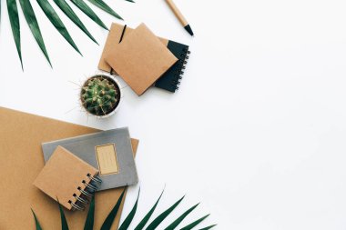 Ofis resepsiyon masası zanaat not defteri, sarf malzemeleri ve palm ile bırakır. Üstten Görünüm kopya alanı, düz ile yatıyordu.