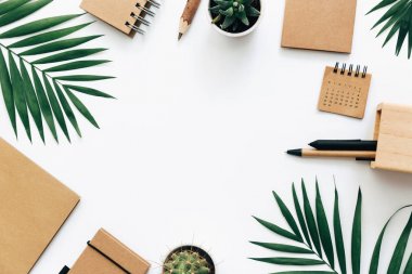 Ofis resepsiyon masası kırtasiye seti, sarf malzemeleri ve palm ile bırakır. Üstten Görünüm kopya alanı ile yaratıcı düz yatıyordu.