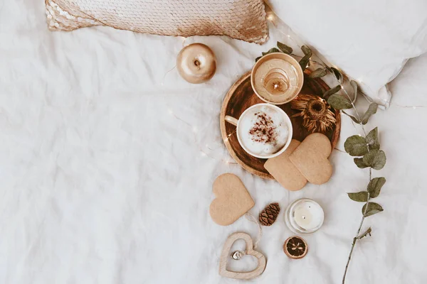 Kaffekopp Cookies Och Guld Dekorationer Sängen Hem Ljuva Hem Stilleben — Stockfoto