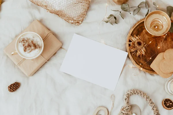 Håna Upp Card Bakgrund Med Kaffekopp Cookies Och Guld Dekorationer — Stockfoto