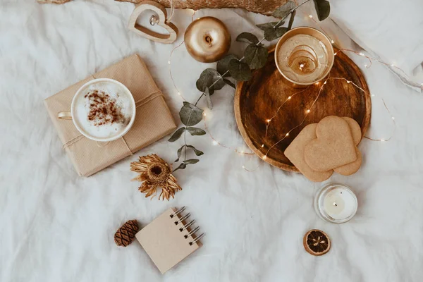 Fondo Con Taza Café Galletas Decoraciones Oro Cama Dulce Hogar —  Fotos de Stock