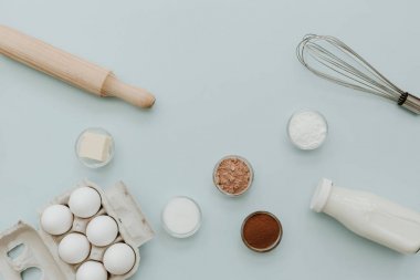 Pastel arka plan üzerinde düz yatıyordu en az pişirme kavramı