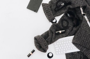Beyaz arka plan üzerinde kadın moda aksesuarları. Üstten Görünüm, düz en az kompozisyon yatıyordu