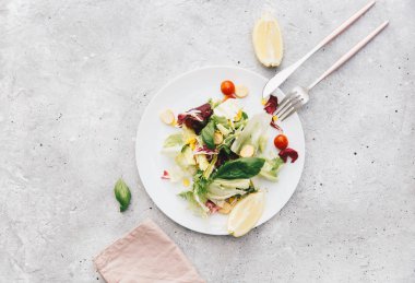 Taze yaz salatası. Sağlıklı vegan gıda. Üstten Görünüm
