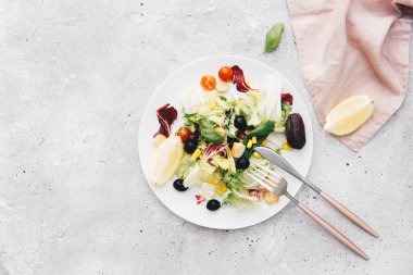Taze yaz salatası. Sağlıklı vegan gıda. Üstten Görünüm
