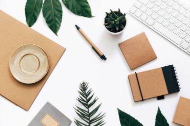 Minimalist yeşil yat ve kahverengi Ev Ofis Masası tarz.