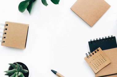 Minimalist yeşil yat ve kahverengi ev ofis Resepsiyon çalışma alanı tarz