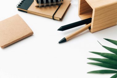 En az ofis resepsiyon masası kırtasiye seti, sarf malzemeleri ve palm ile bırakır. Üstten Görünüm kopya alanı ile yaratıcı düz yatıyordu.