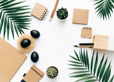 Yaratıcı düz ileti örneği ile siyah Paskalya yumurtalarını. En az çalışma alanı 