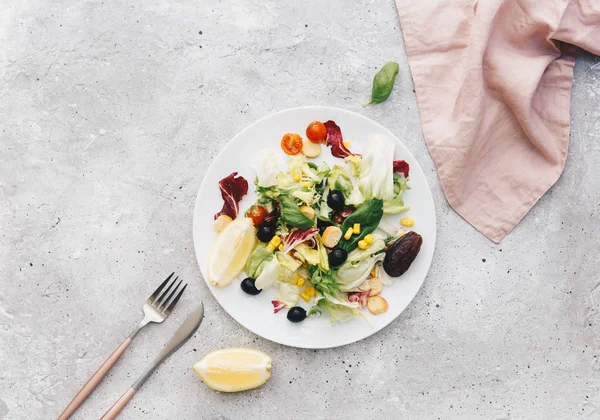 Taze yaz salatası. Sağlıklı vegan gıda. Üstten Görünüm