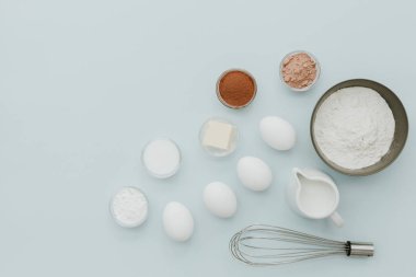 Düz maddeler arka plan yatıyordu: taze yumurta pişirme pastel arka plan, üstten görünüm, boşluk için