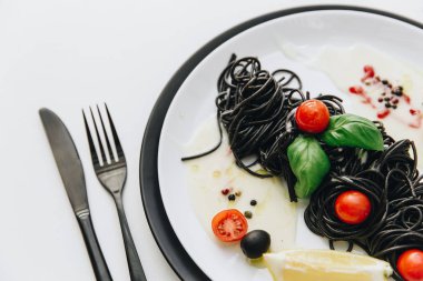 Siyah deniz ürünleri makarna, spagetti. Akdeniz lezzetli yemekleri. 