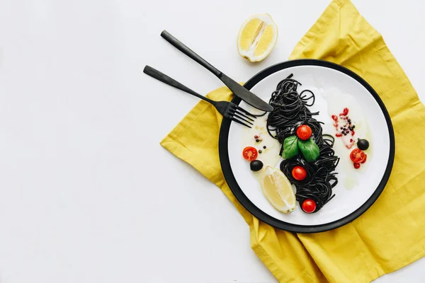 Zwarte Spaghetti Met Basiliek Tomaten Bovenaanzicht Plat Leggen Kopiëren Van — Stockfoto