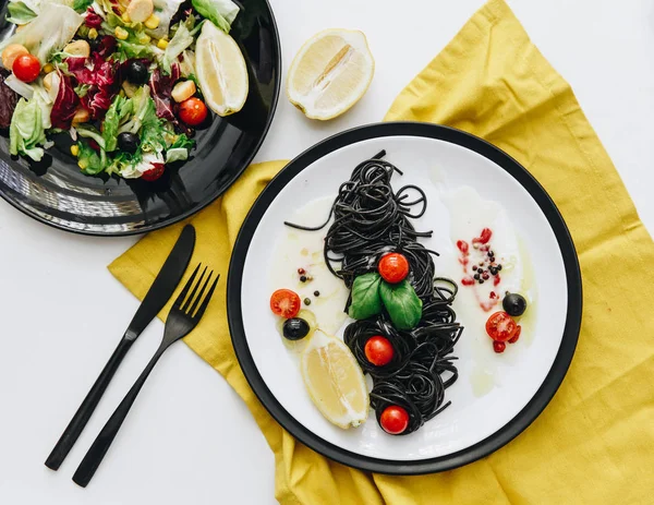 오징어 잉크와 Salat 테이블에 파스타 평면도 — 스톡 사진