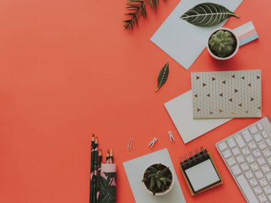 Düz office kümesi malzemeleri yatıyordu. Üstten Görünüm masa üzerinde çeşitli ileti örneği üzerinde. Yaratıcı çalışma alanı arka plan 