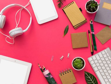 Ofis, banka donatımı, kulaklık ve klavye PIN arka plan üzerinde kümesi. düz yatıyordu. Üstten Görünüm masa üzerinde çeşitli ileti örneği üzerinde. Yaratıcı çalışma alanı arka plan 