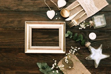 Altın Çerçeve rustik süslemeleri ile. Boho tarzı düz düğün ahşap arka plan üzerinde yatıyordu. Üstten Görünüm, kopya alanı 