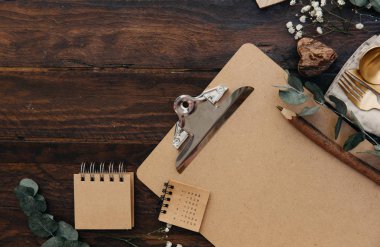 Pano vintage çatal ve ahşap arka plan üzerinde düğün süslemeleri ile sahte. Planlama kavramı. Düz yatıyordu