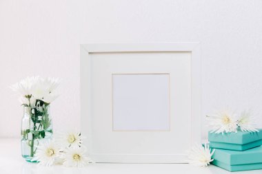 Bahar çiçekleri ile beyaz çerçeve kadar alay et. En az tasarım şablonu