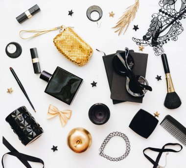 Lay kadın moda gerekli Aksesuar ve kozmetik nesneleri düz. Güzellik blogger 