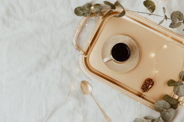 Zarif lüks sabah. Kahve fincanı tepsi ile Lay kompozisyon düz