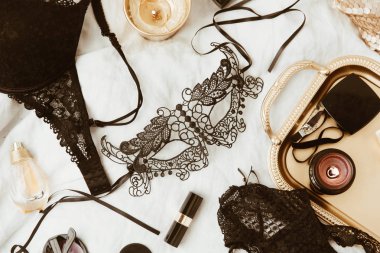Düz Lay siyah palyaço, altın tepsi, ruj beyaz arka plan ile. Seksi kadın aksesuarları
