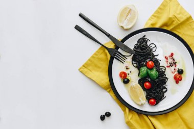 Siyah spagetti Bazilikası'nın ve domates en iyi manzaralı. Yat, alanı Kopyala 