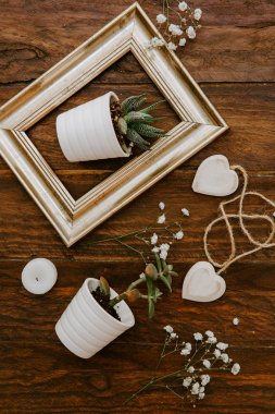 Altın Çerçeve ahşap arka plan üzerinde rustik düğün süslemeleri ile. Boho kopya alanı, sahte 