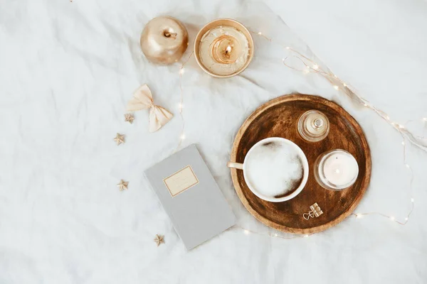 Deitado Cama Com Café Notebook Acessórios Mulher Ouro Linho Cinza — Fotografia de Stock