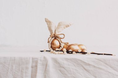 Mutlu Paskalya kavramı - altın rustik keten zemin üzerine yumurta. Doğal çevre kavramı 