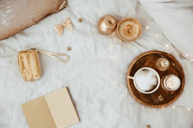 Lay trendy instagram tarzı görüntü sabah kahvesiyle yatakta altın öğeleri düz. Blogger kavramı. Üstten Görünüm, kopya alanı 