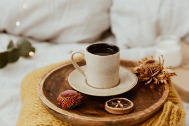  Sabah kahvesi ve süslemeleri yatakta arka plan. Sabah Sweet Home, Natürmort kavramı. 