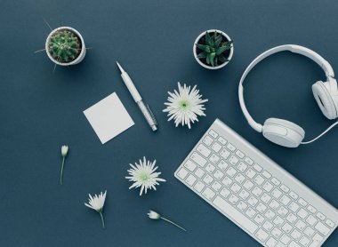 Minimalist düz klavye, kulaklık ve bahar çiçekleri ile yatıyordu. Online destek veya callcenter kavramı