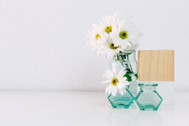 Nordic öğeleri ve çiçekler ile modern ev iç dekor. Minimalist İskandinav tarzı 