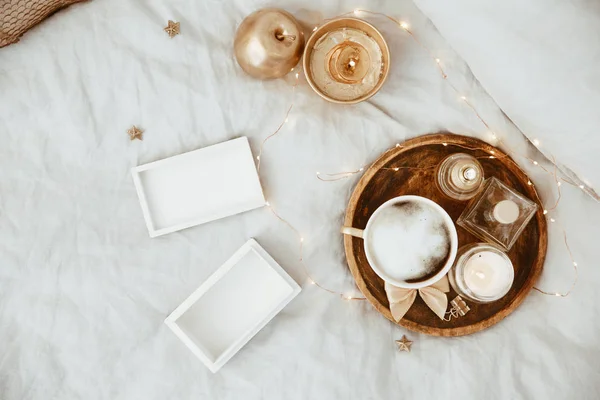 Lay Trendy Instagram Tarzı Görüntü Sabah Kahvesiyle Yatakta Altın Öğeleri — Stok fotoğraf