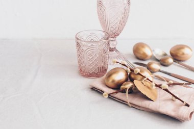 Rustik Ester sofra ile altın yumurta 