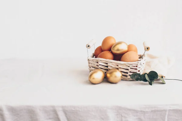 Пасхальні Золоті Яйця Тлі Полотна Румунське Великоднє Тло — стокове фото